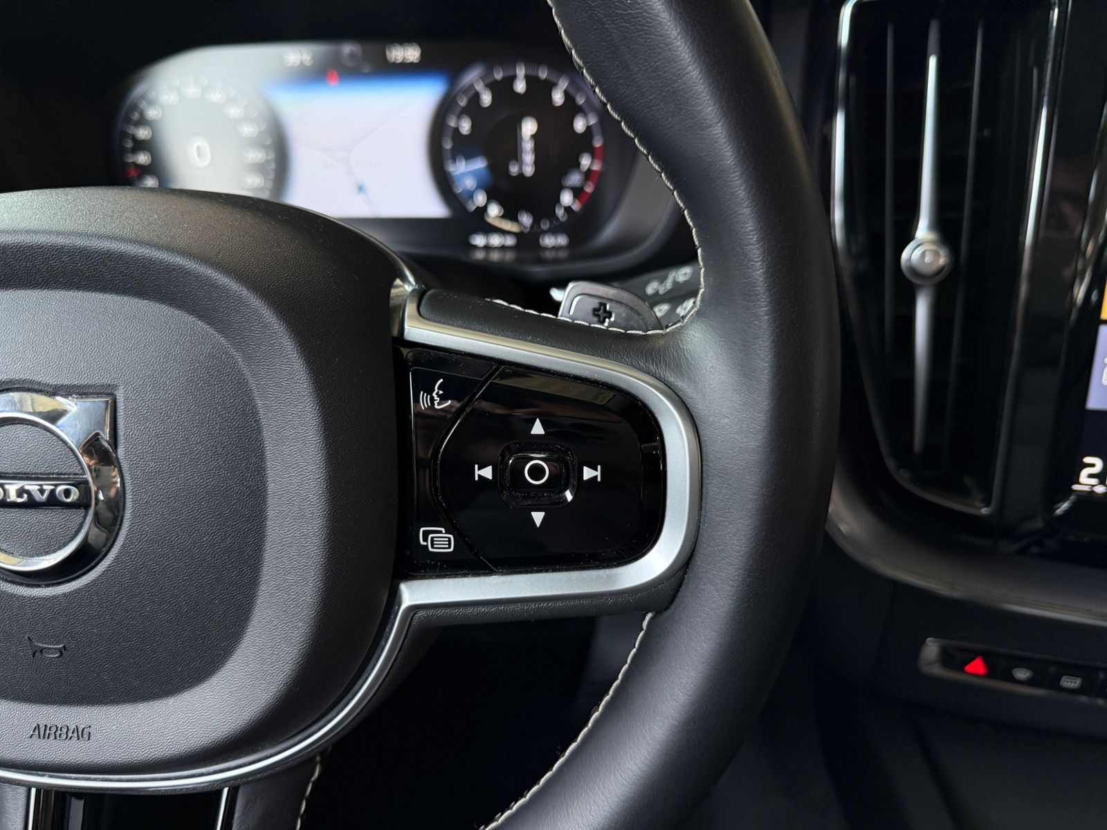 Fahrzeugabbildung Volvo XC60 R Design AWD ACC H&K 360° LED