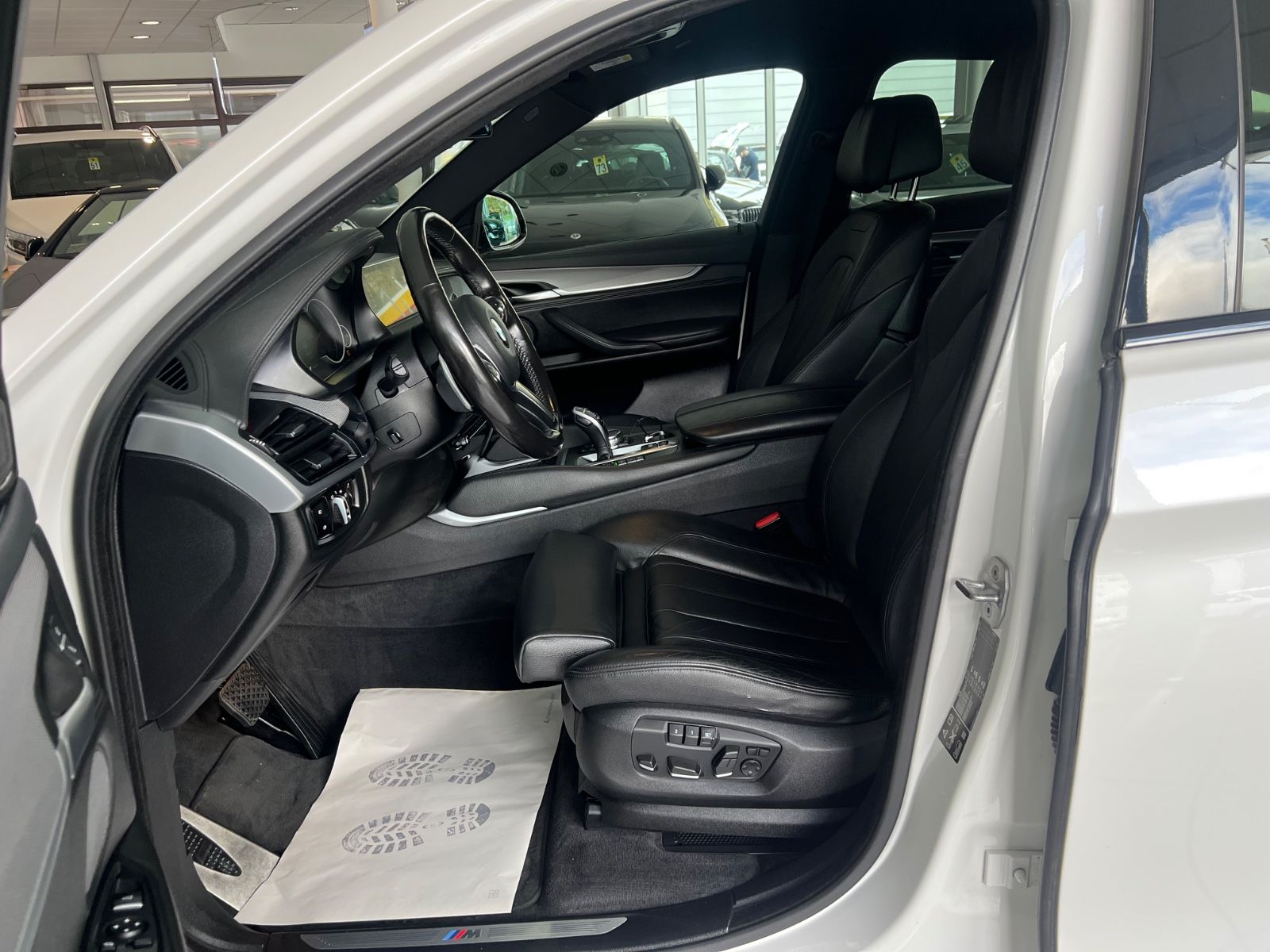 Fahrzeugabbildung BMW X6 xDrive 30 d M sport Paket *MINERALWEISS*