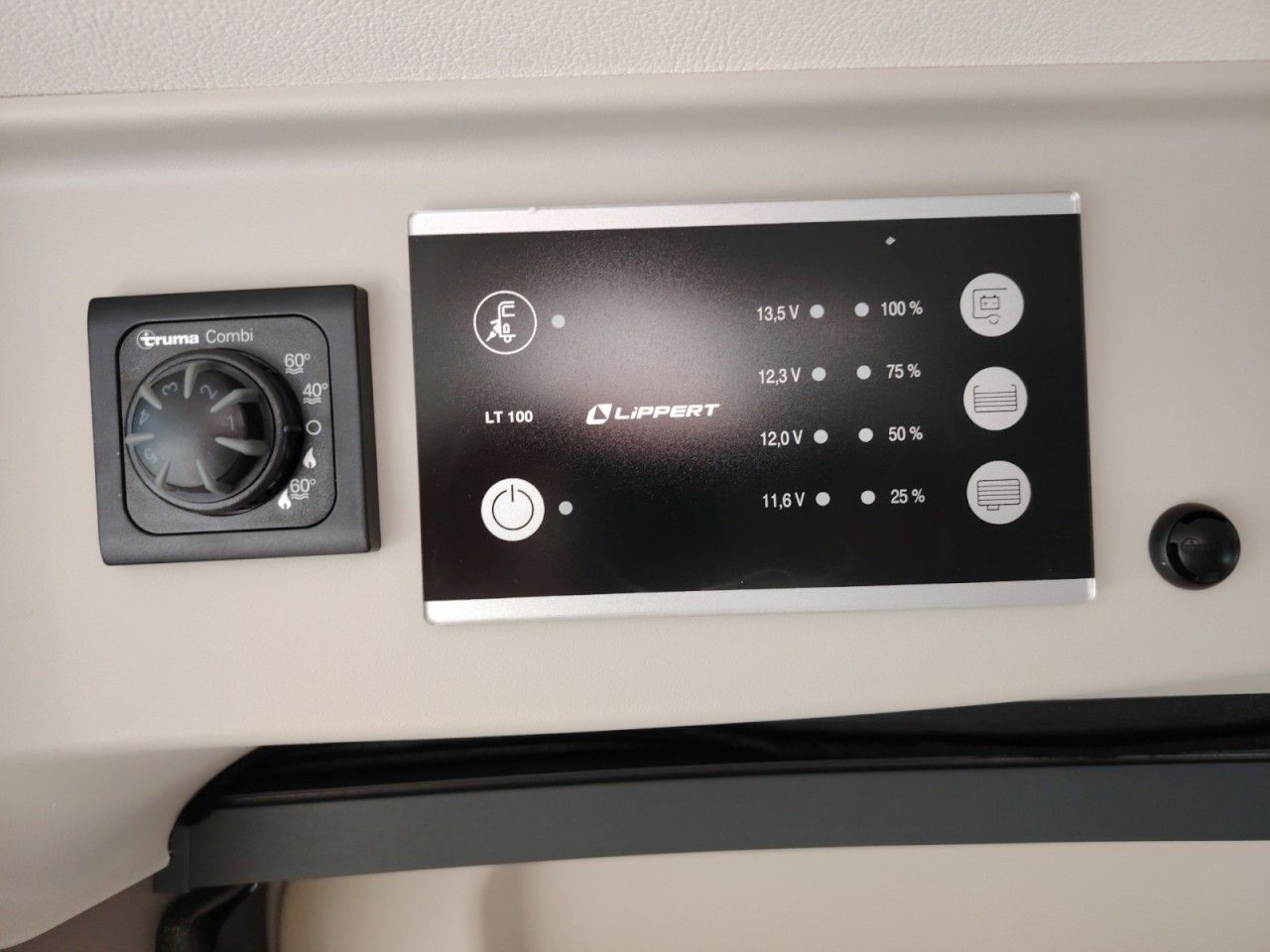 Fahrzeugabbildung LMC Innovan 603 Edition 70 Jahre Markise