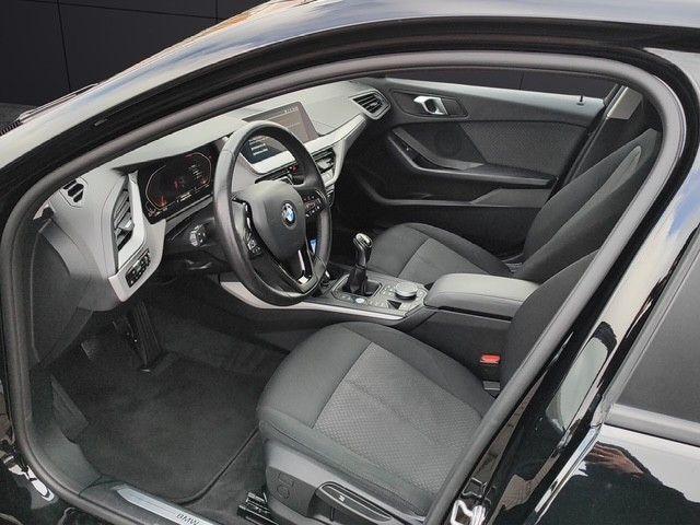 Fahrzeugabbildung BMW 118 d Advantage*Fahrschulauto*SitzHZ*Kamera*LED