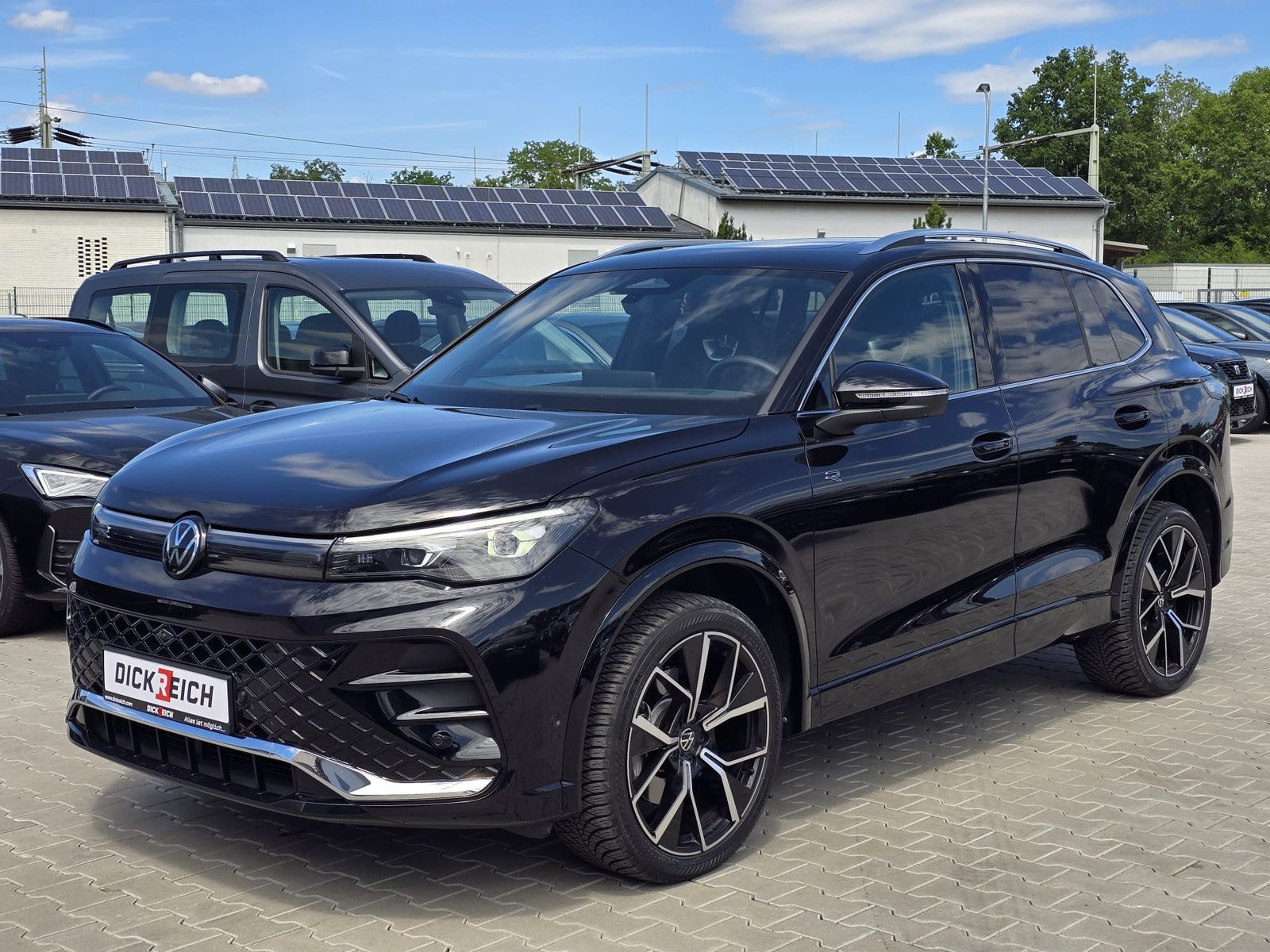 Fahrzeugabbildung Volkswagen Tiguan 2.0 TDI 4M R-Line PANO*H&K*AHK*MATRIX*20"