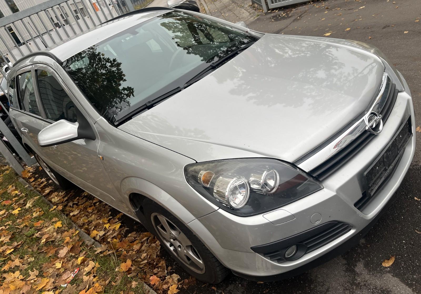 Opel Astra 2006 — rear view