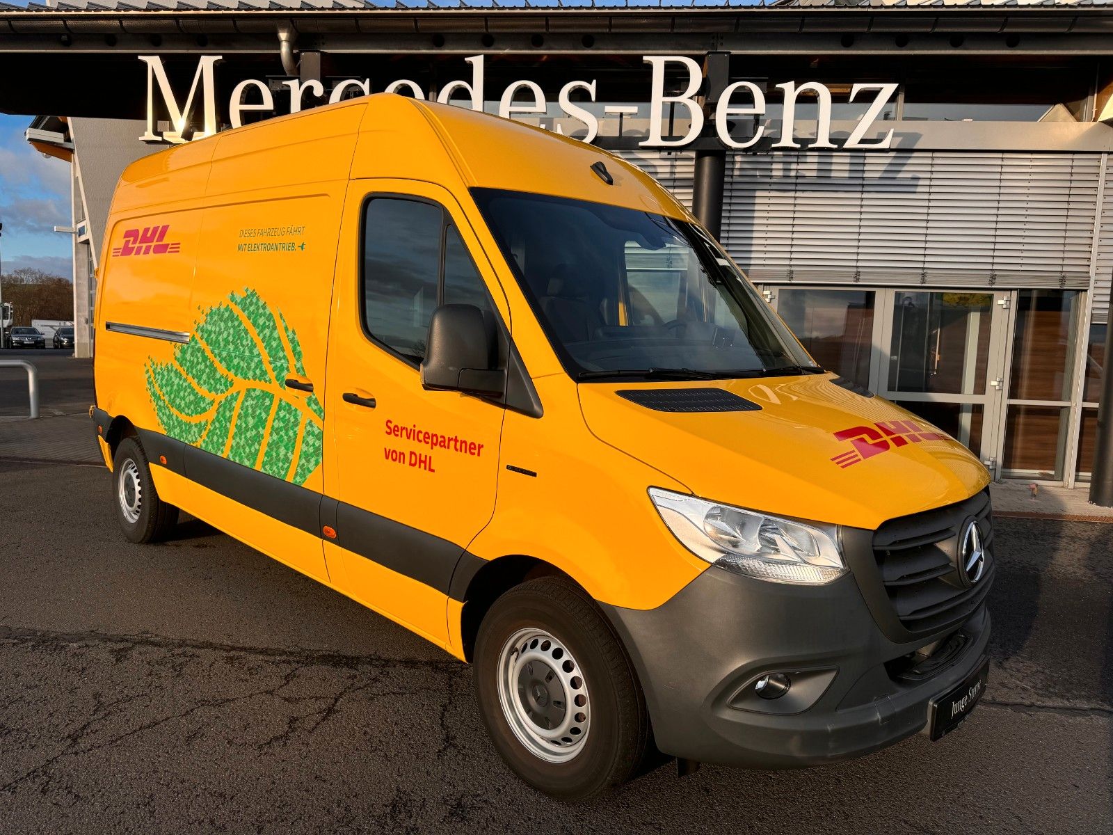 Fahrzeugabbildung Mercedes-Benz eSprinter 312 DHL Regal KEP-Ausbau