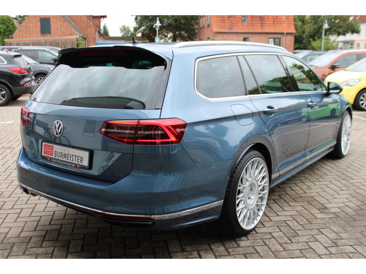 Fahrzeugabbildung Volkswagen Passat Variant Highline R-Line LED ACC StHZg Led