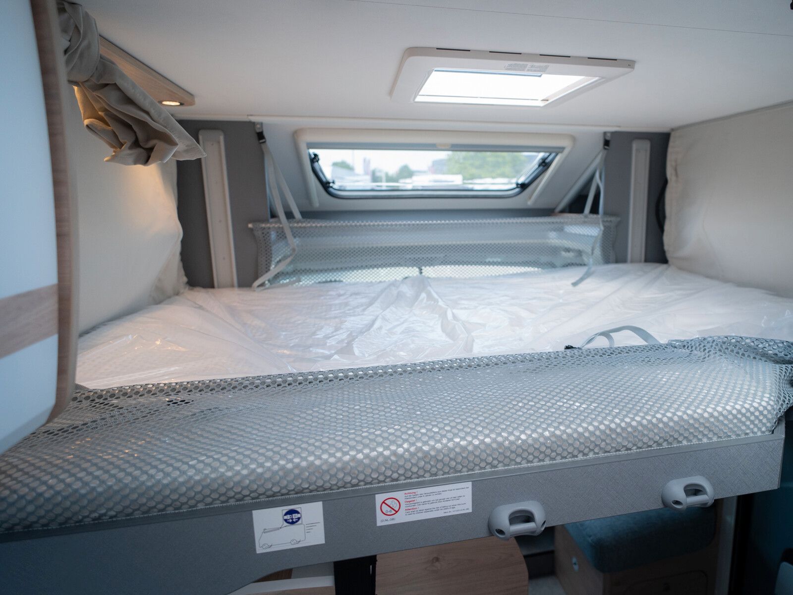 Fahrzeugabbildung Dethleffs Just Camp T 6812 EB Hubbett, Lithium, Rahmenfen.