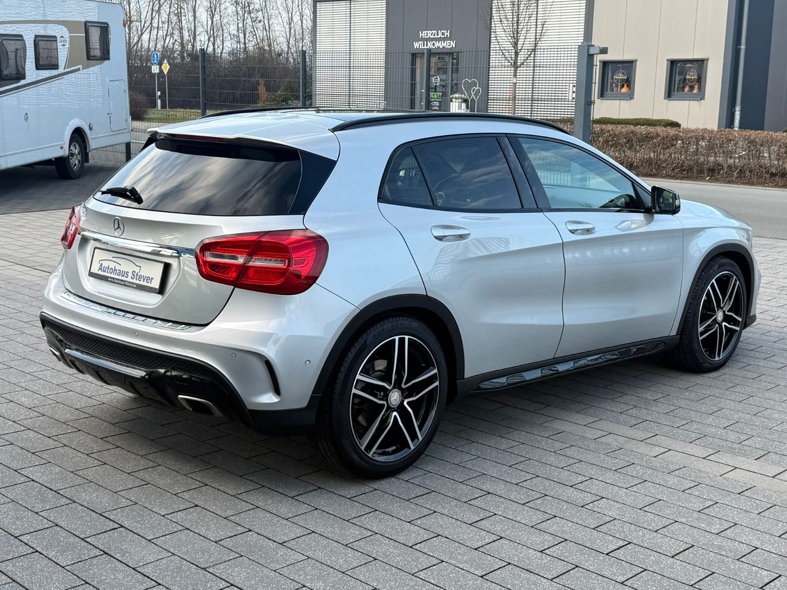 Fahrzeugabbildung Mercedes-Benz GLA 200 AMG Line PANO NAVI LEDER PDC WINTERRÄDER
