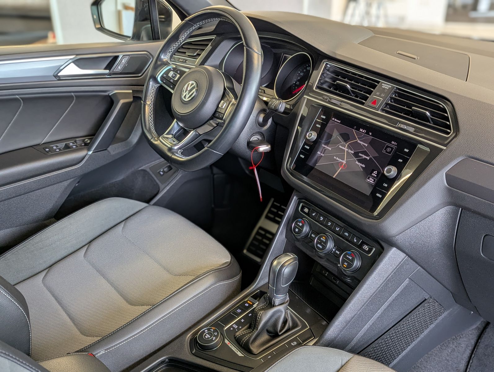 VW Tiguan 2.0 TDI DSG 4M 2x R-Line Pano HUD AHK 20" - Image 22