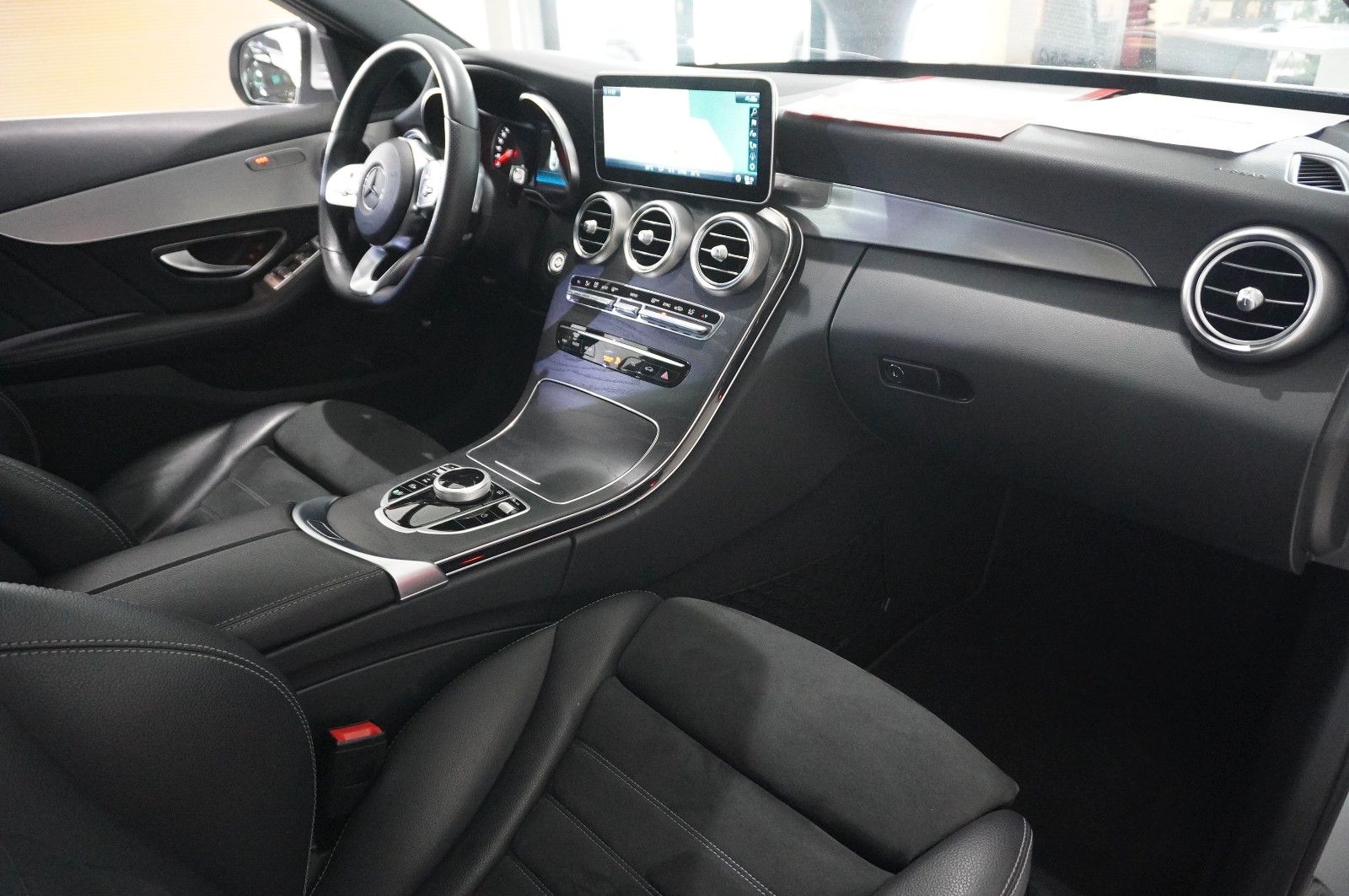 Fahrzeugabbildung Mercedes-Benz C 220D LIM. AMG LINE NAVI/LED/KAMERA/SPORT/AHK