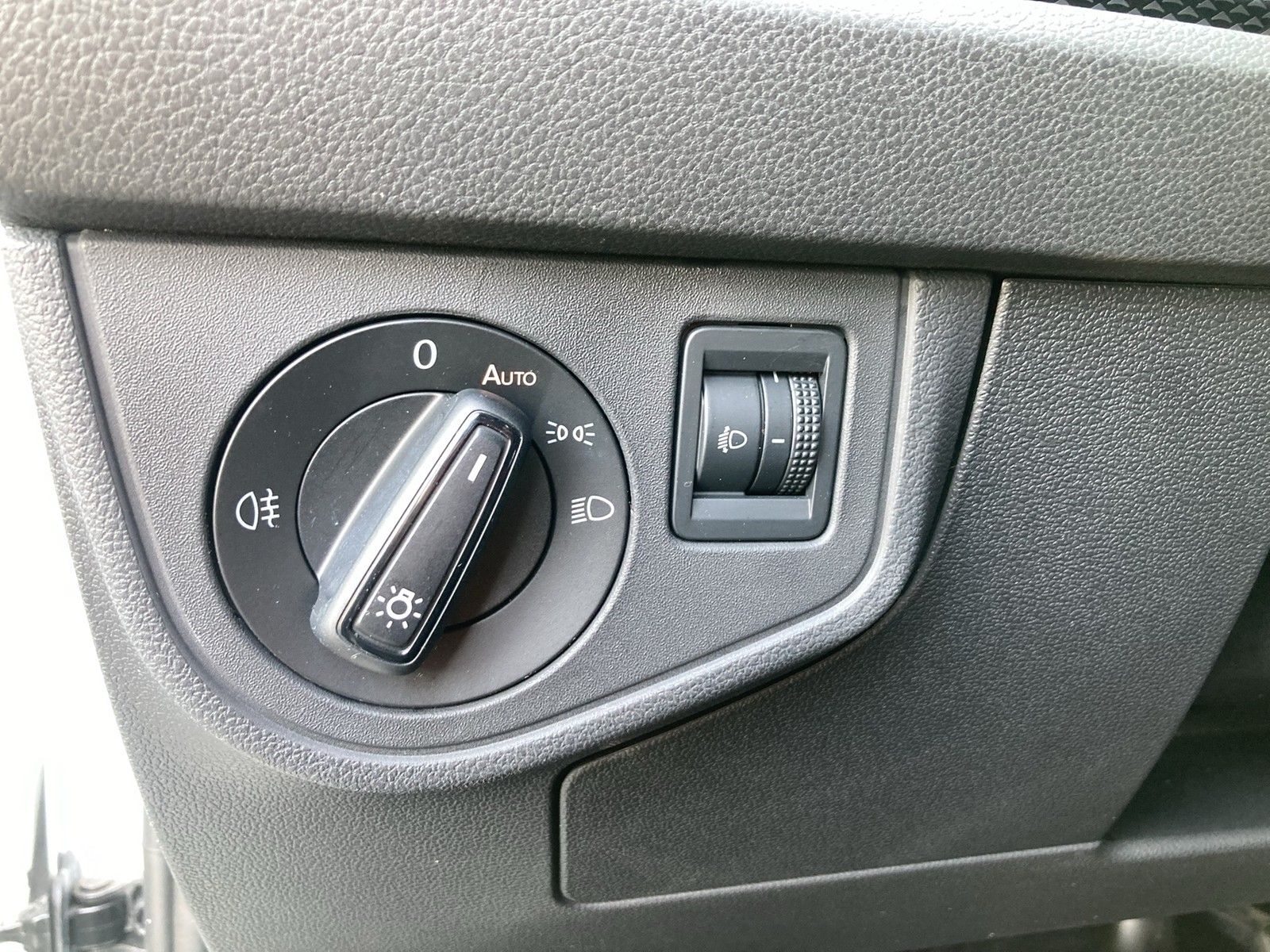 Fahrzeugabbildung Volkswagen Polo TSI Active DSG LED ACC PDC SH
