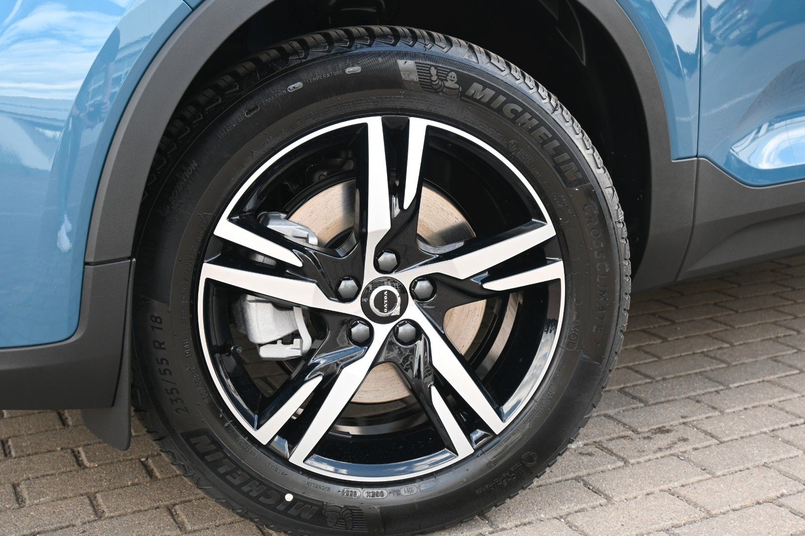 Fahrzeugabbildung Volvo XC40 B4 DKG Plus Dark*FSHZG*H&K*BLIS*ACC