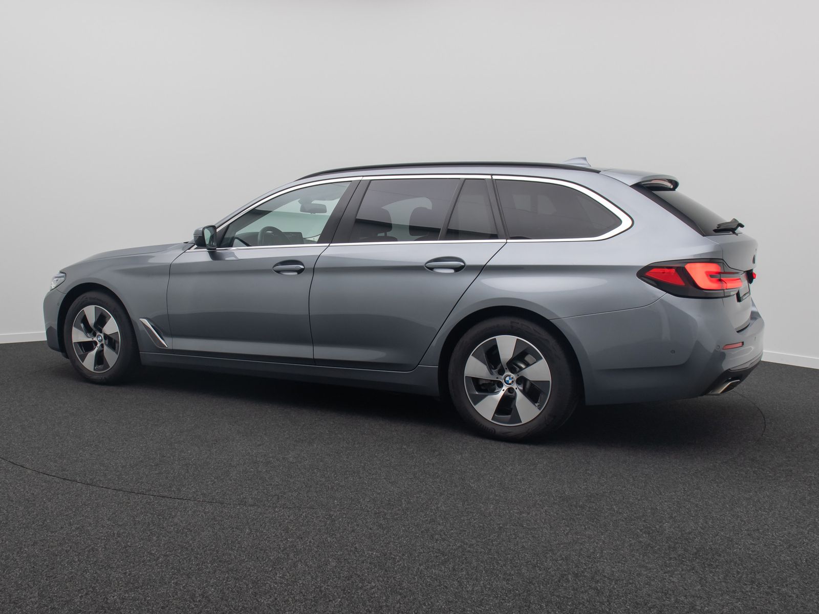 Fahrzeugabbildung BMW 520d DisplKey 4xKlima Laser HUD DAB Kamera AHK