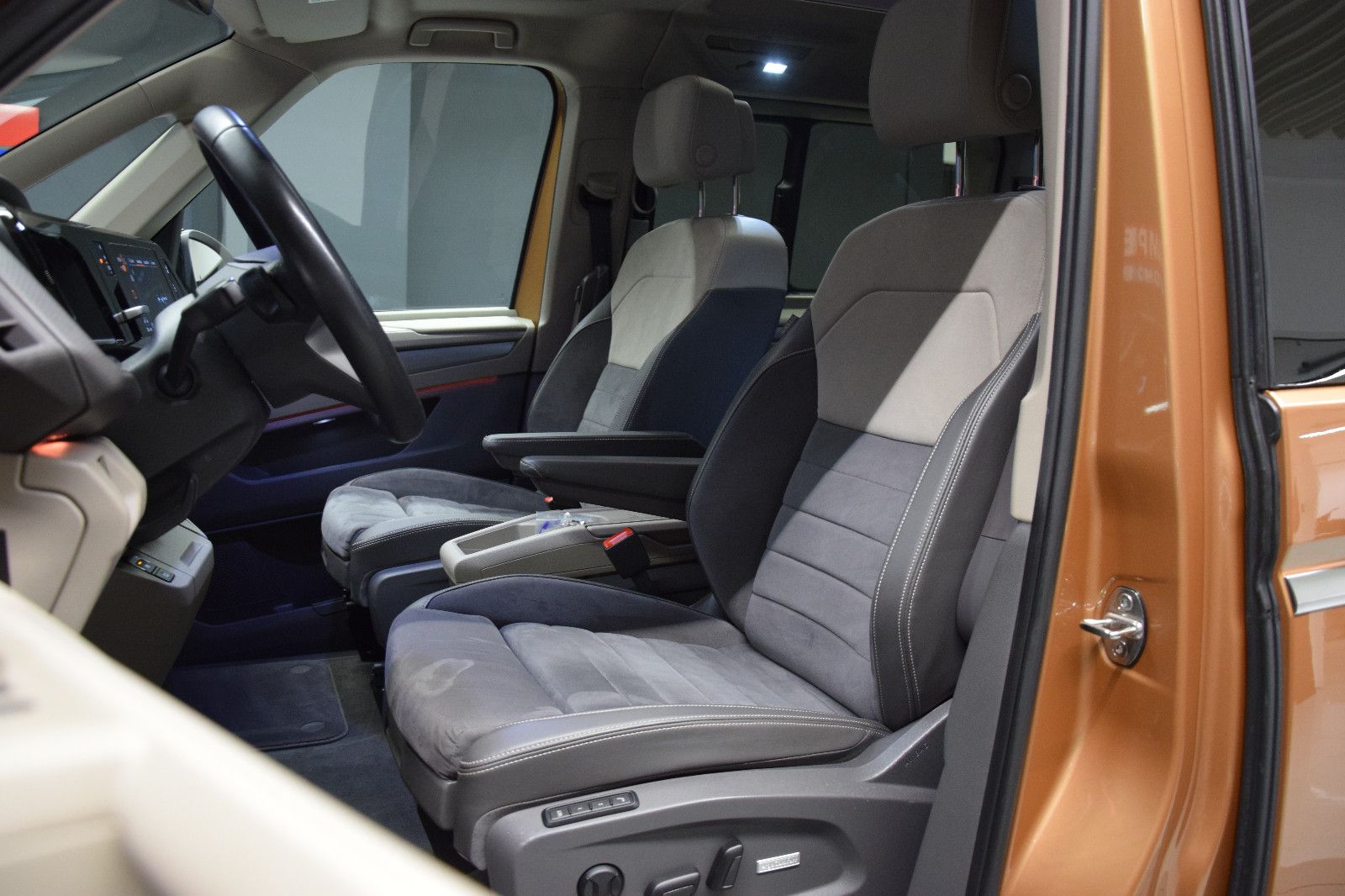 Fahrzeugabbildung Volkswagen T7 Multivan Style Lang Pano HuD h&k Memory AHK