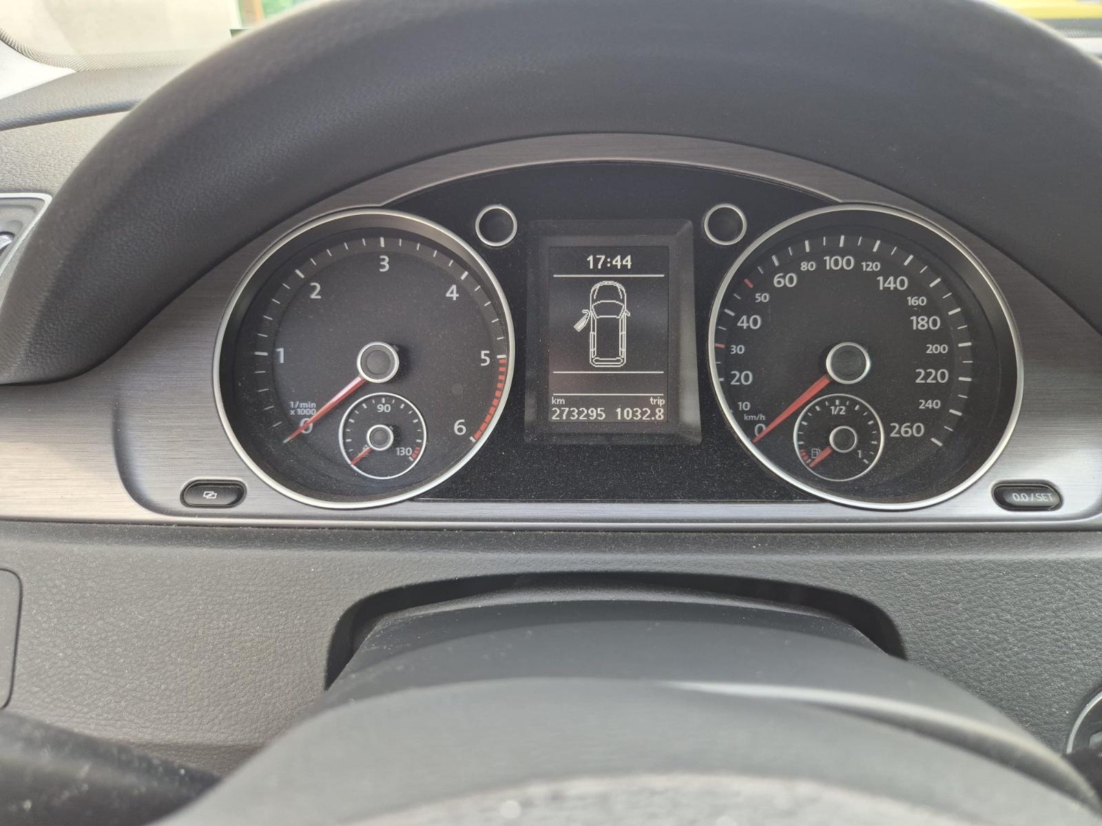 Volkswagen Passat 2011 — interior
