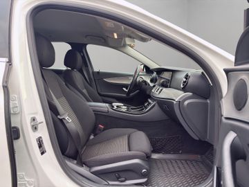 Mercedes E 220 - 12