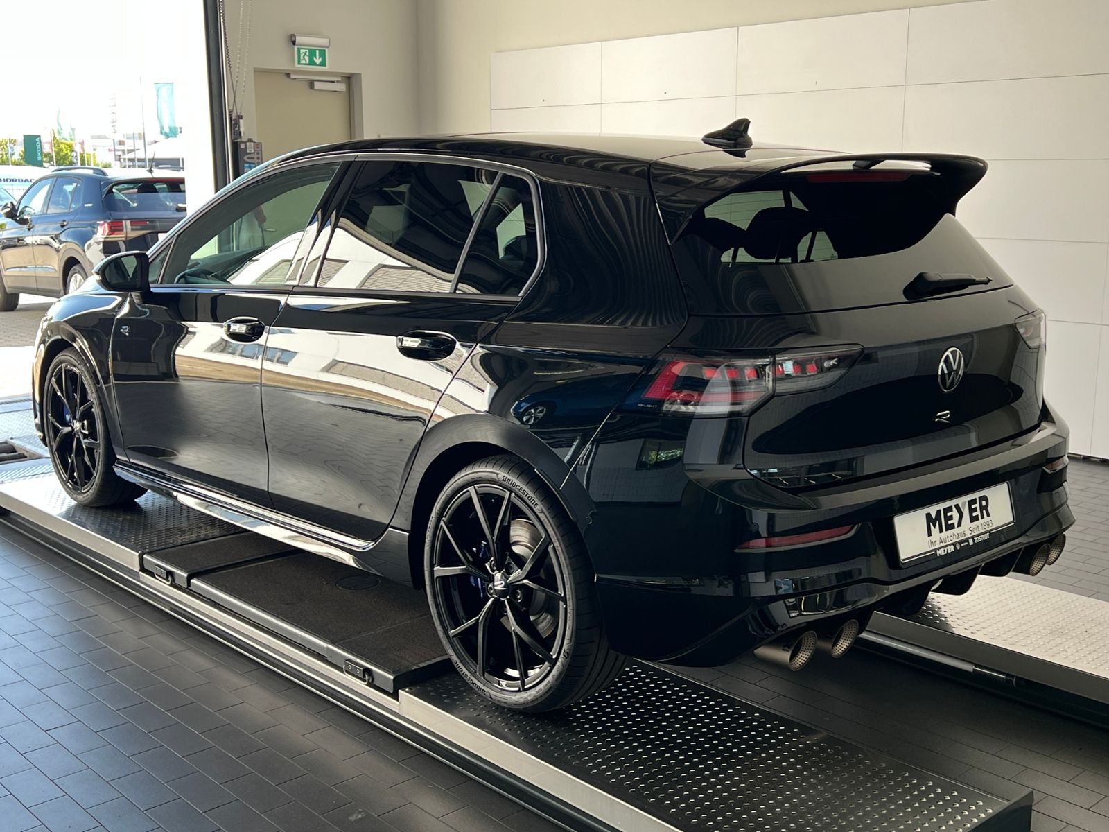 Fahrzeugabbildung Volkswagen Golf VIII R 2.0 TSI DSG 4MOTION *R-Performance,