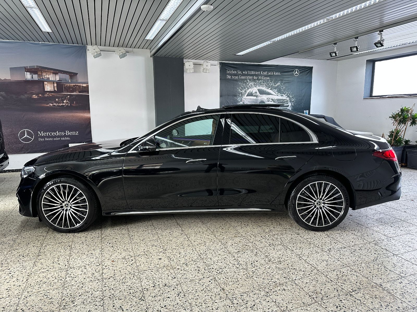 Mercedes-Benz E 300 e AMG + Exklusiv NAV/LEDER/PSD/DISTR/LM20" imagem 2