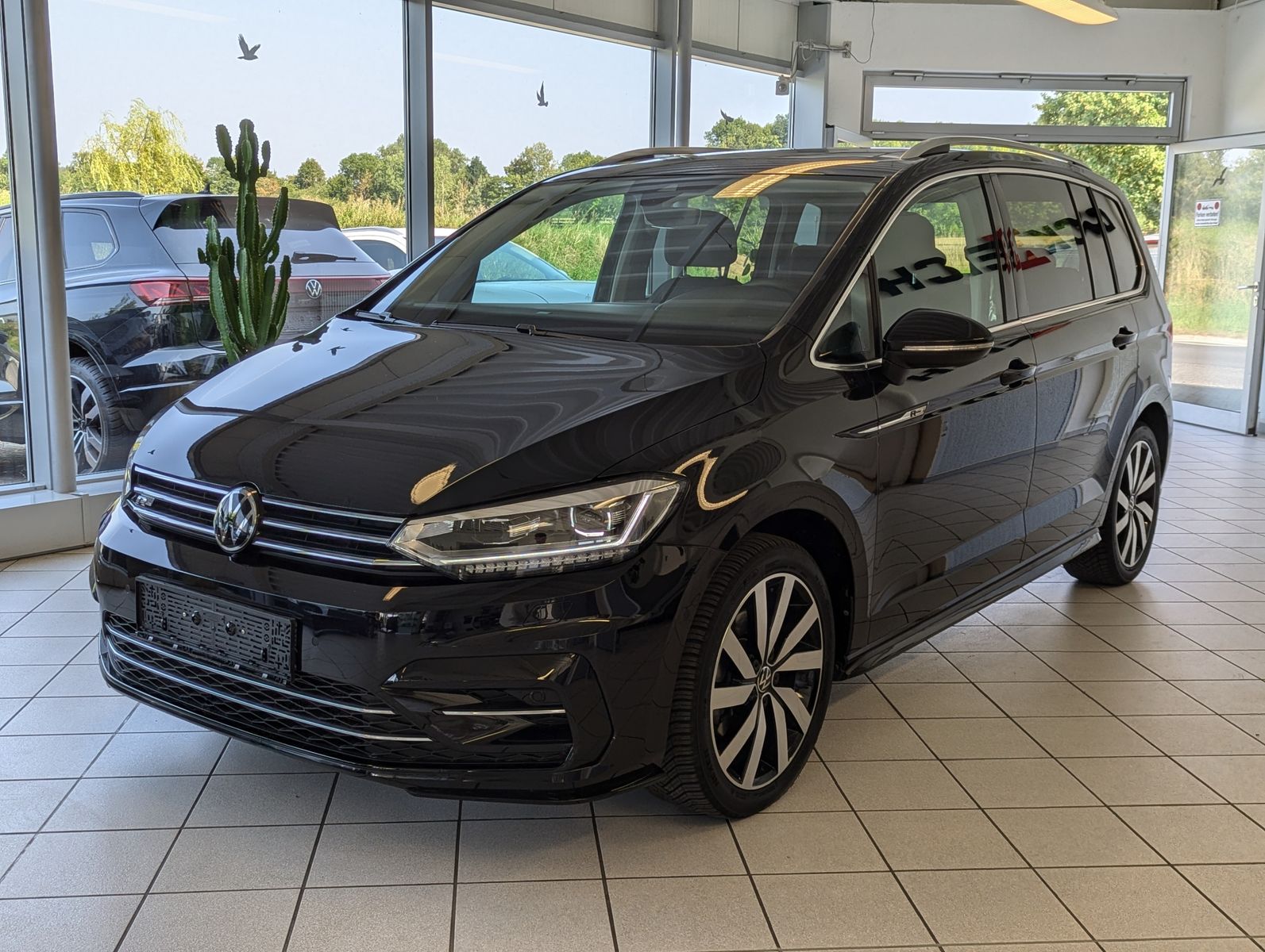 VW Touran 1.5 TSI DSG R-Line High. 7-Sitze Pano AHK - Image 3