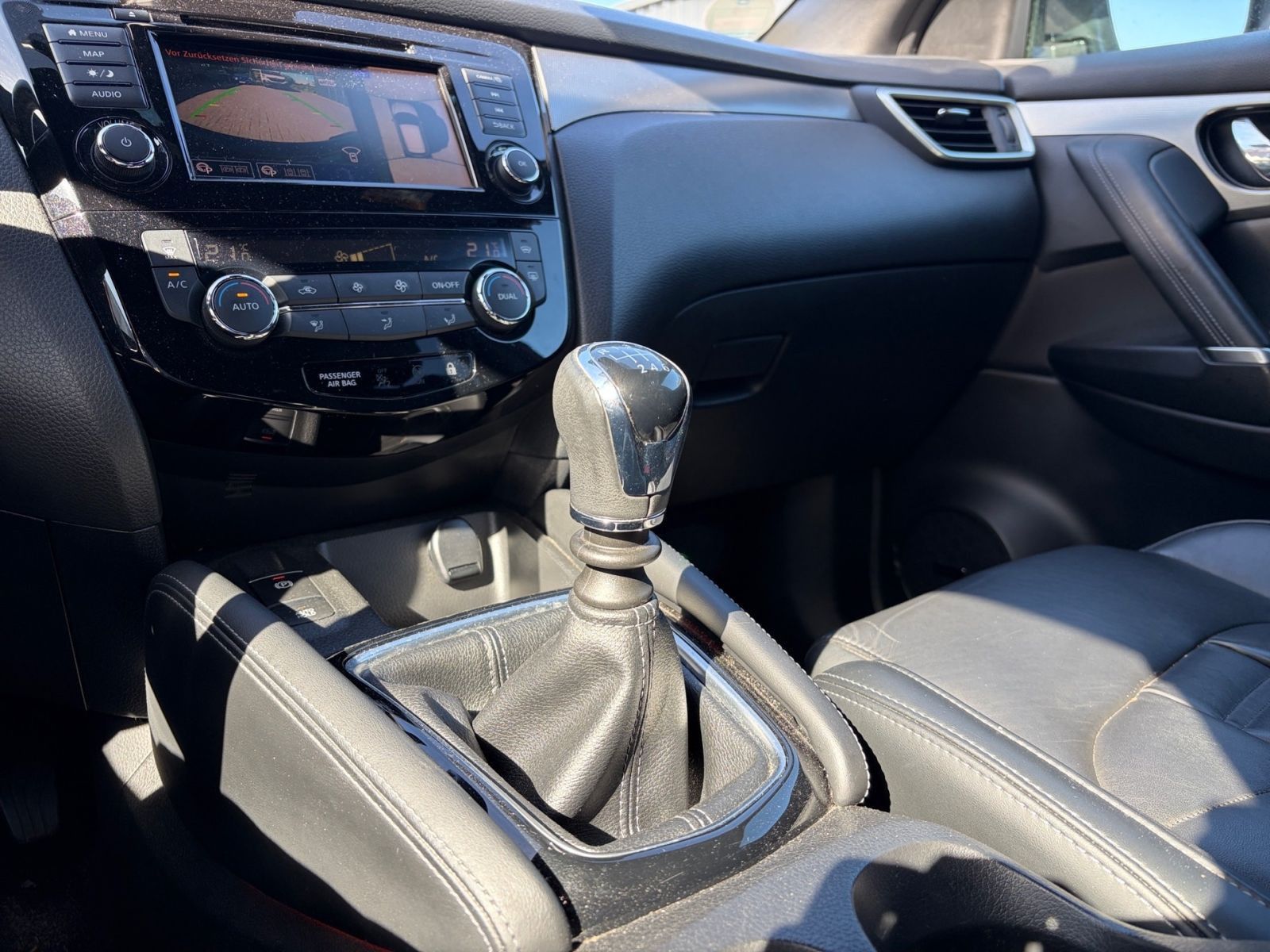 Fahrzeugabbildung Nissan Qashqai 1.3 DIG-T 103 kW Tekna + 4x2*Navi*360°Ka
