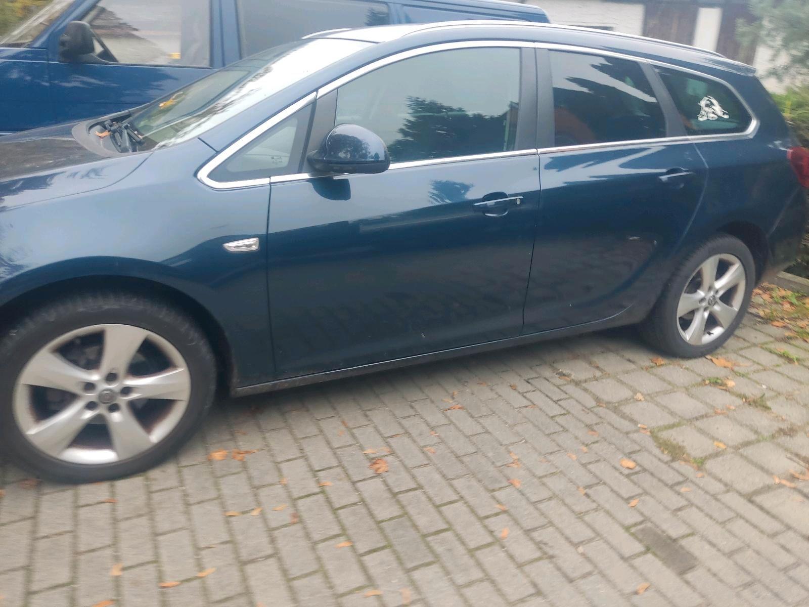 Opel Astra 2011 — photo 10