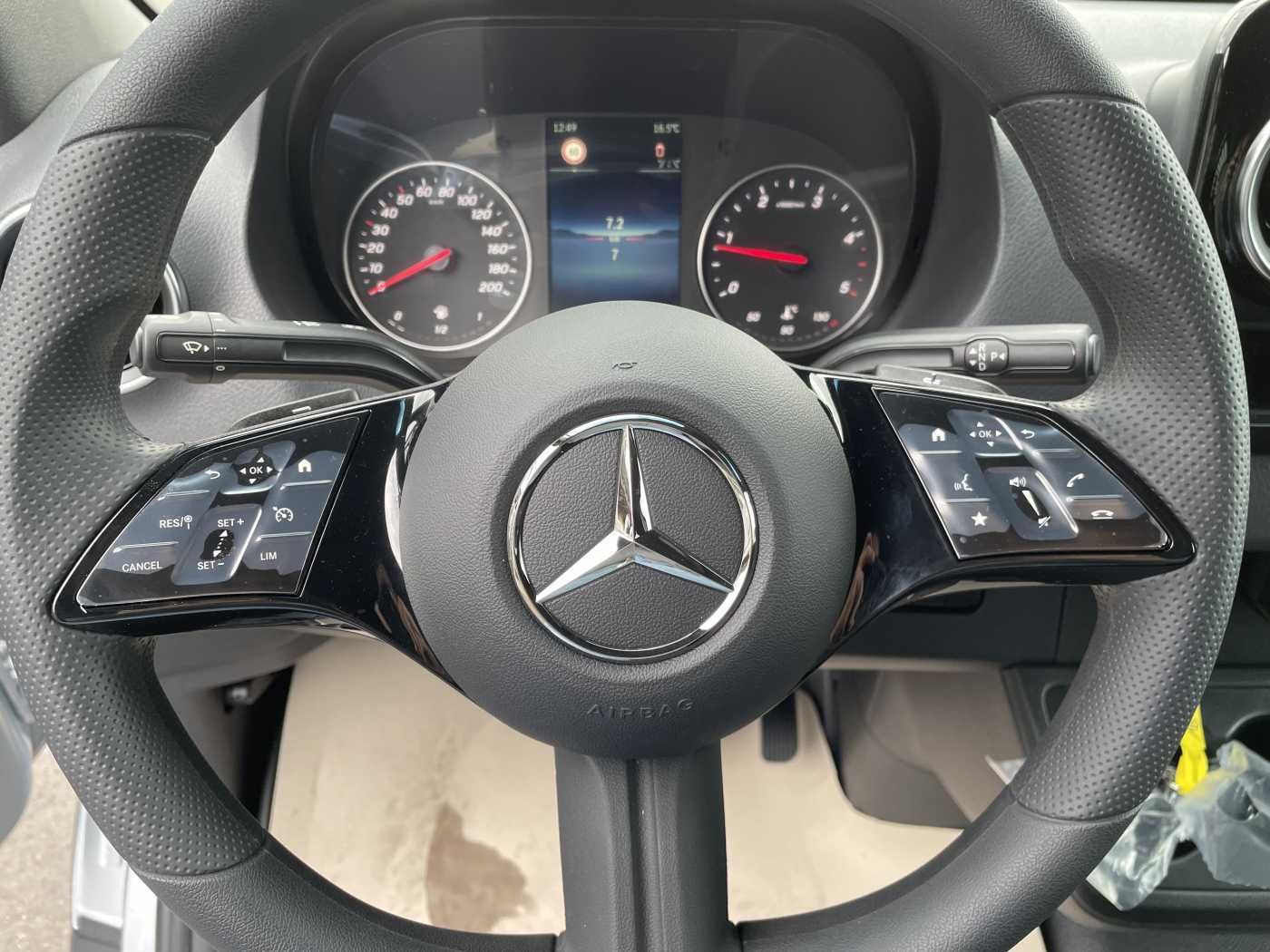 Fahrzeugabbildung Mercedes-Benz Sprinter 319 CDI 4x4 DoKa Klima Stdheiz AHK LED