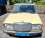 Mercedes-Benz EZ 1979,  330.000 km,  54 PS, 200 Diesel - Mercedes-Benz 200 mit Diesel-Antrieb: Gelb