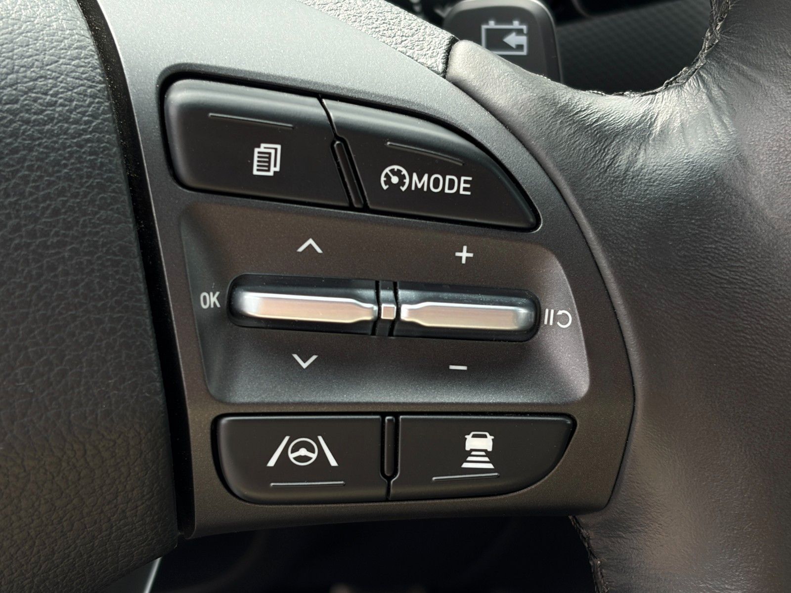 Fahrzeugabbildung Hyundai KONA E Select ACC PDC CAM SHZ LKAS CarPlay