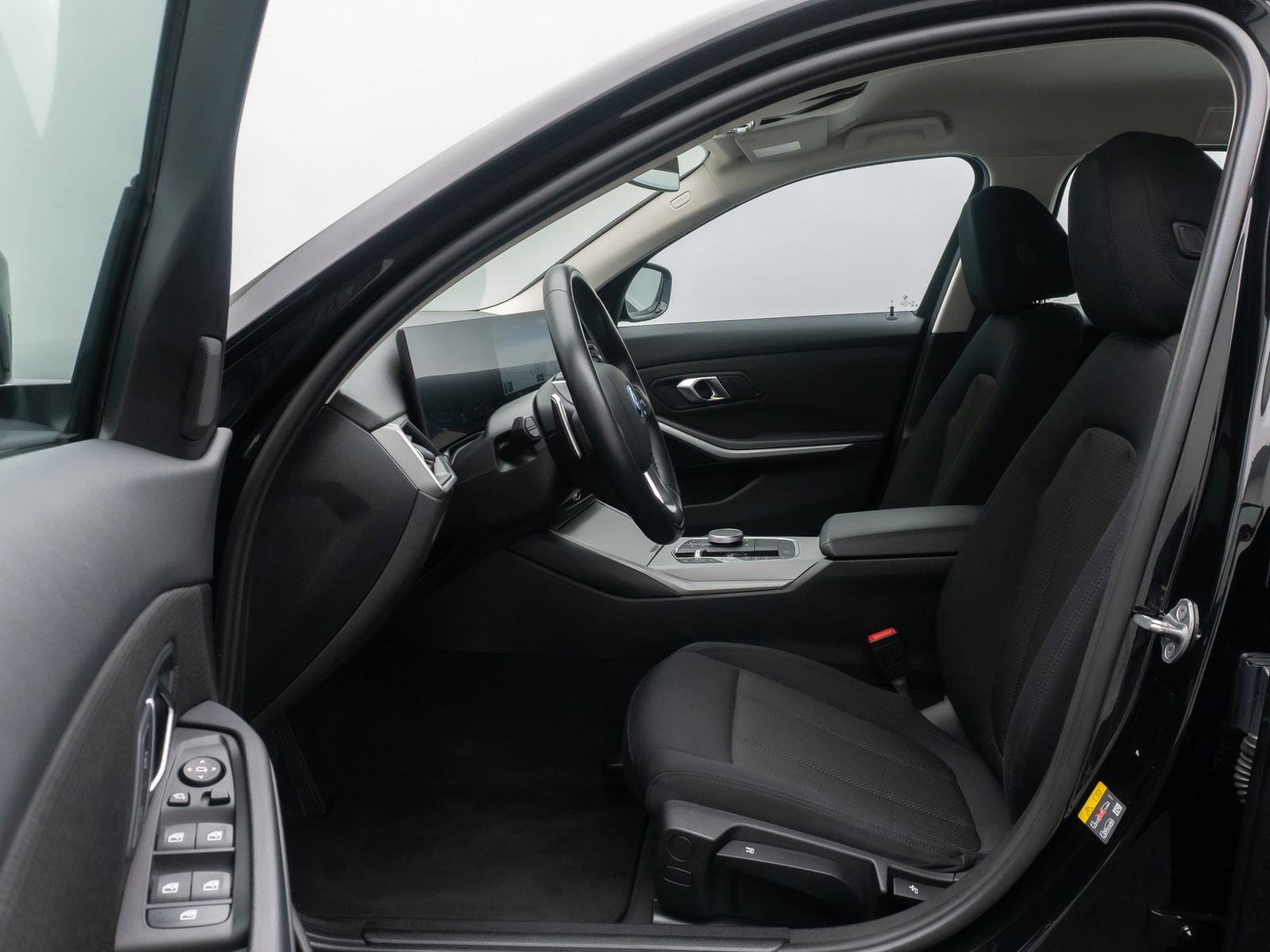 Fahrzeugabbildung BMW 320e GeschwindigReg AHK HiFi PDC CockpitPlus DAB