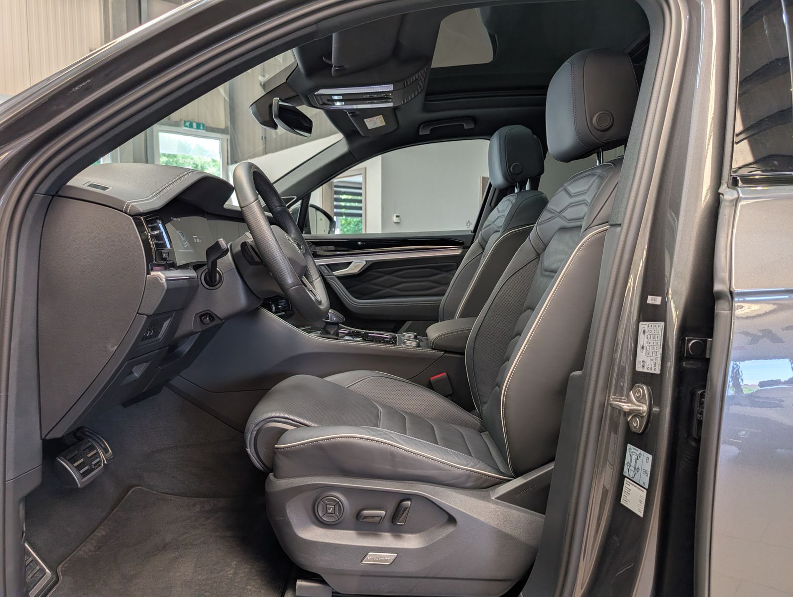 Fahrzeugabbildung Volkswagen Touareg 3.0TDI 4M R-Line VOLL Black 22" UPE 114T