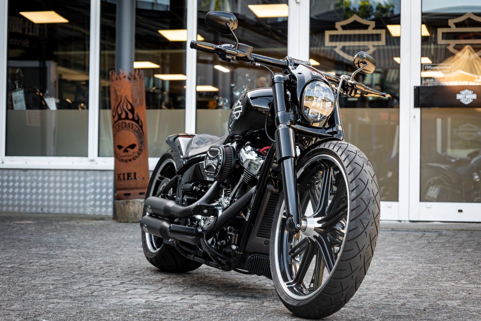Fahrzeugabbildung Harley-Davidson FXBRS Breakout 114 cui - Jekill & Hyde