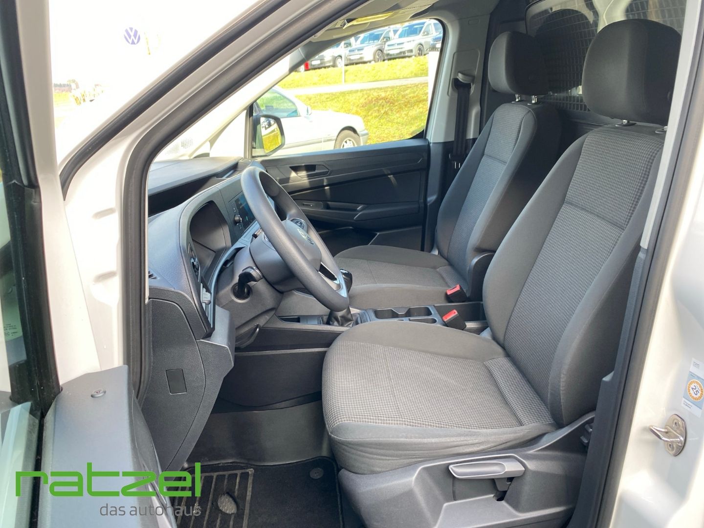 Fahrzeugabbildung Volkswagen Caddy Maxi Cargo LR 2.0 TDI DAB SHZ Temp PDC
