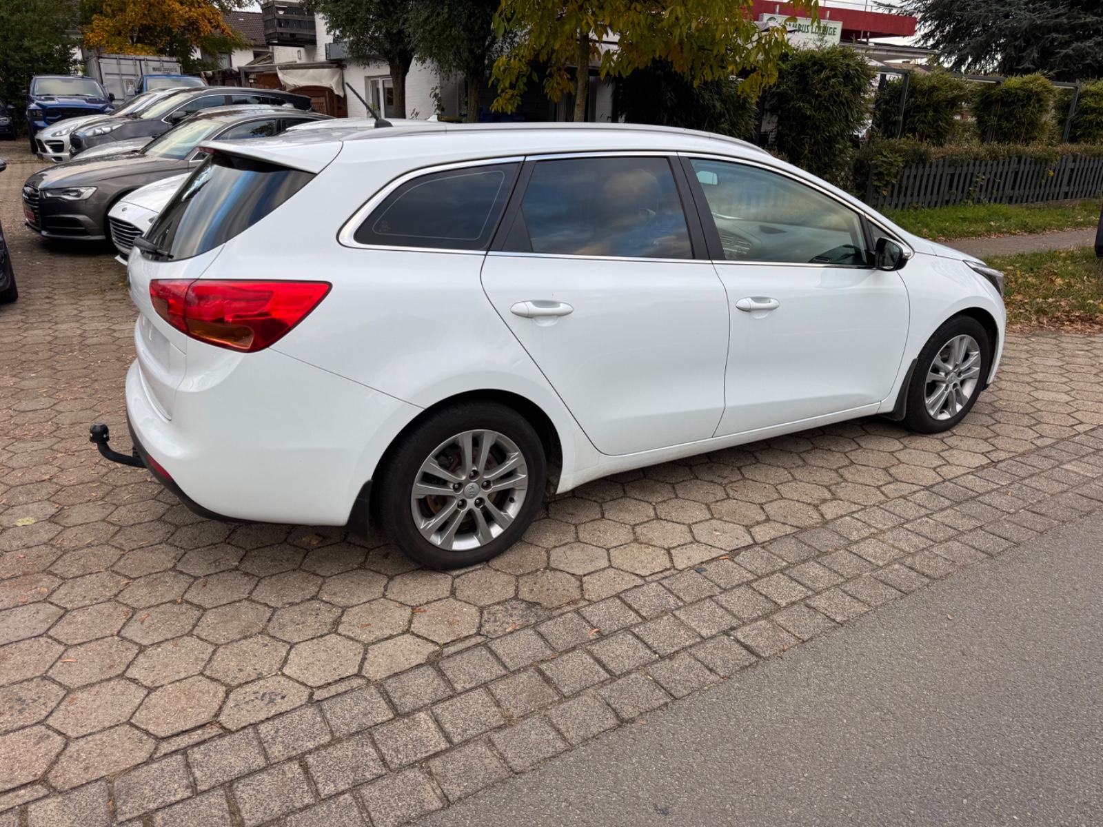 Kia cee'd 2012 — photo 8