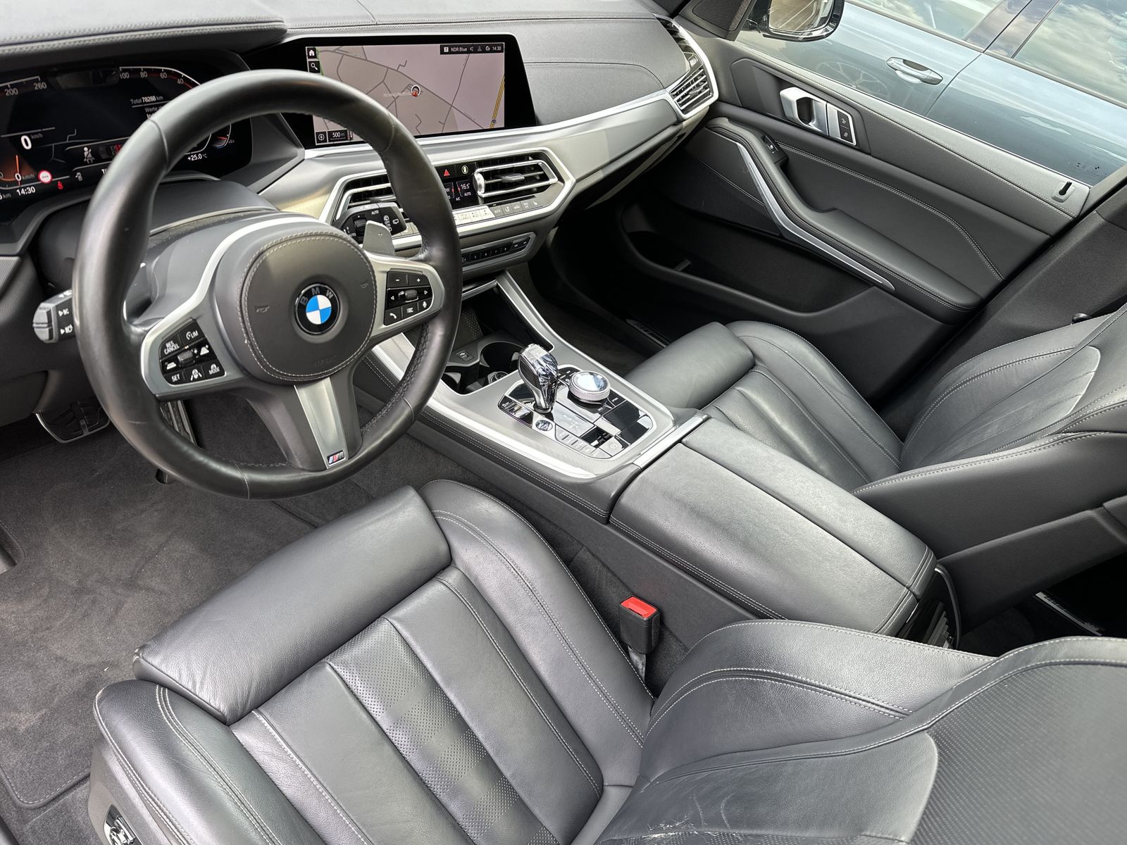 Fahrzeugabbildung BMW X5 xDrive40d M-Sport NAV+LASER+AHK+PANO+HEAD-UP