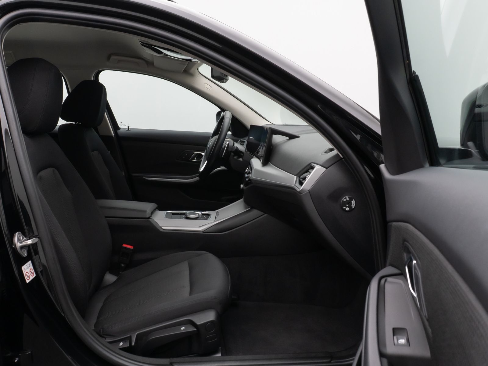 Fahrzeugabbildung BMW 330i xD DAB HUD CockPitPro PDCFernlichtassist