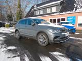 Volkswagen Tiguan Elegance TDI DSG 4M AHK/STANDHZ/PANO/19"