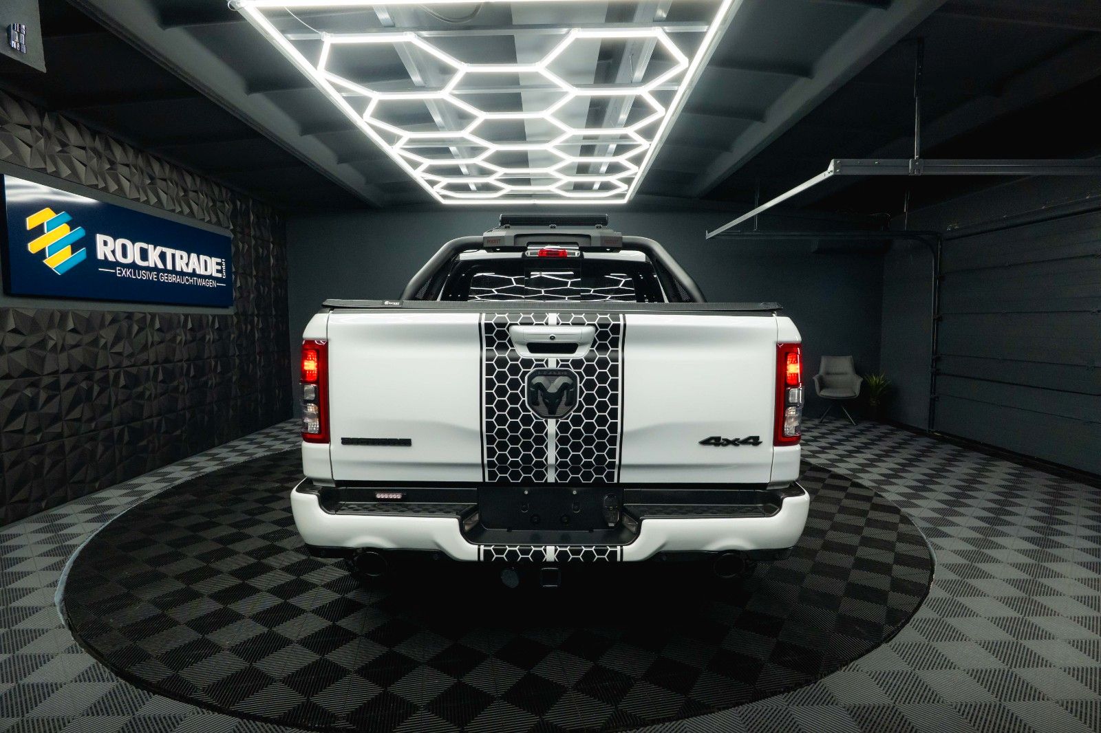 Fahrzeugabbildung Dodge RAM 5.7 V8 HEMI 4x4 OFFROAD Night-Paket *LED*