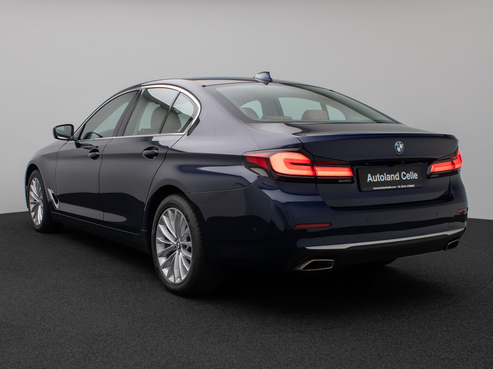 Fahrzeugabbildung BMW 520d xD LuxuryLine Glasdach Kamera Laser HUD H/K