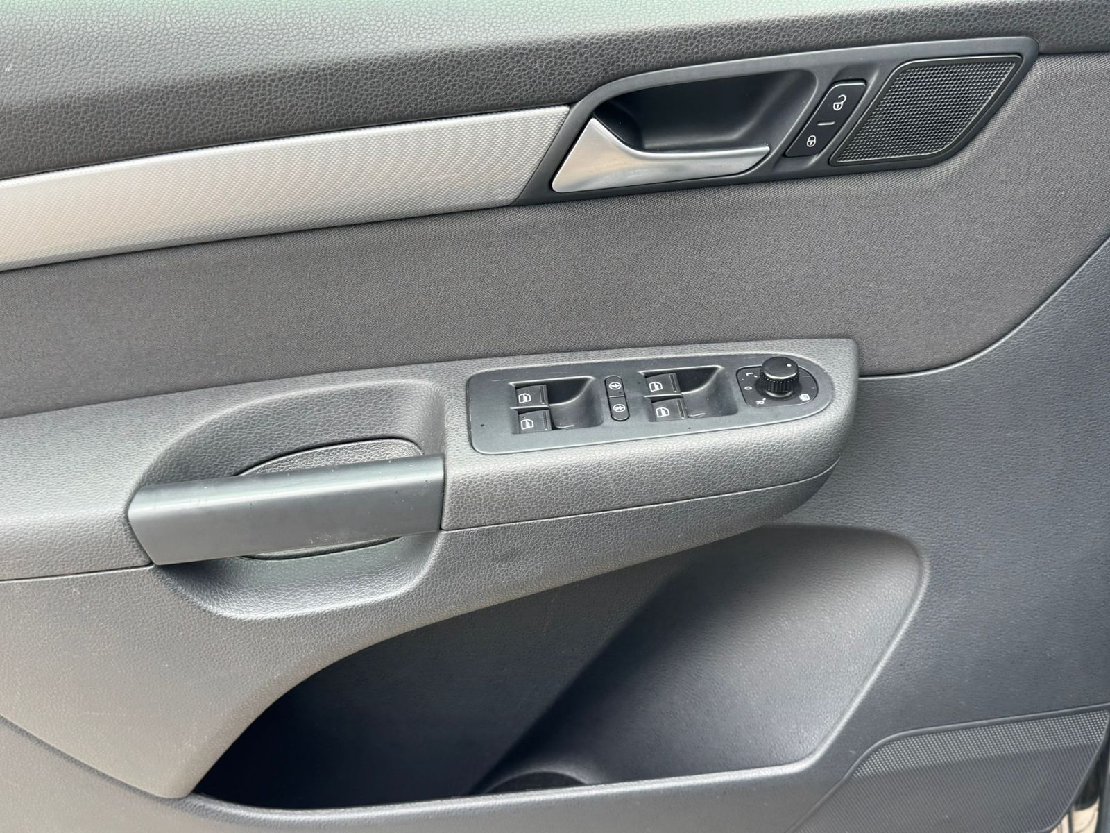 Fahrzeugabbildung Volkswagen Sharan 2.0 TDI Comfortl. AHK*KLIMA*TEMP*NAVI*PDC