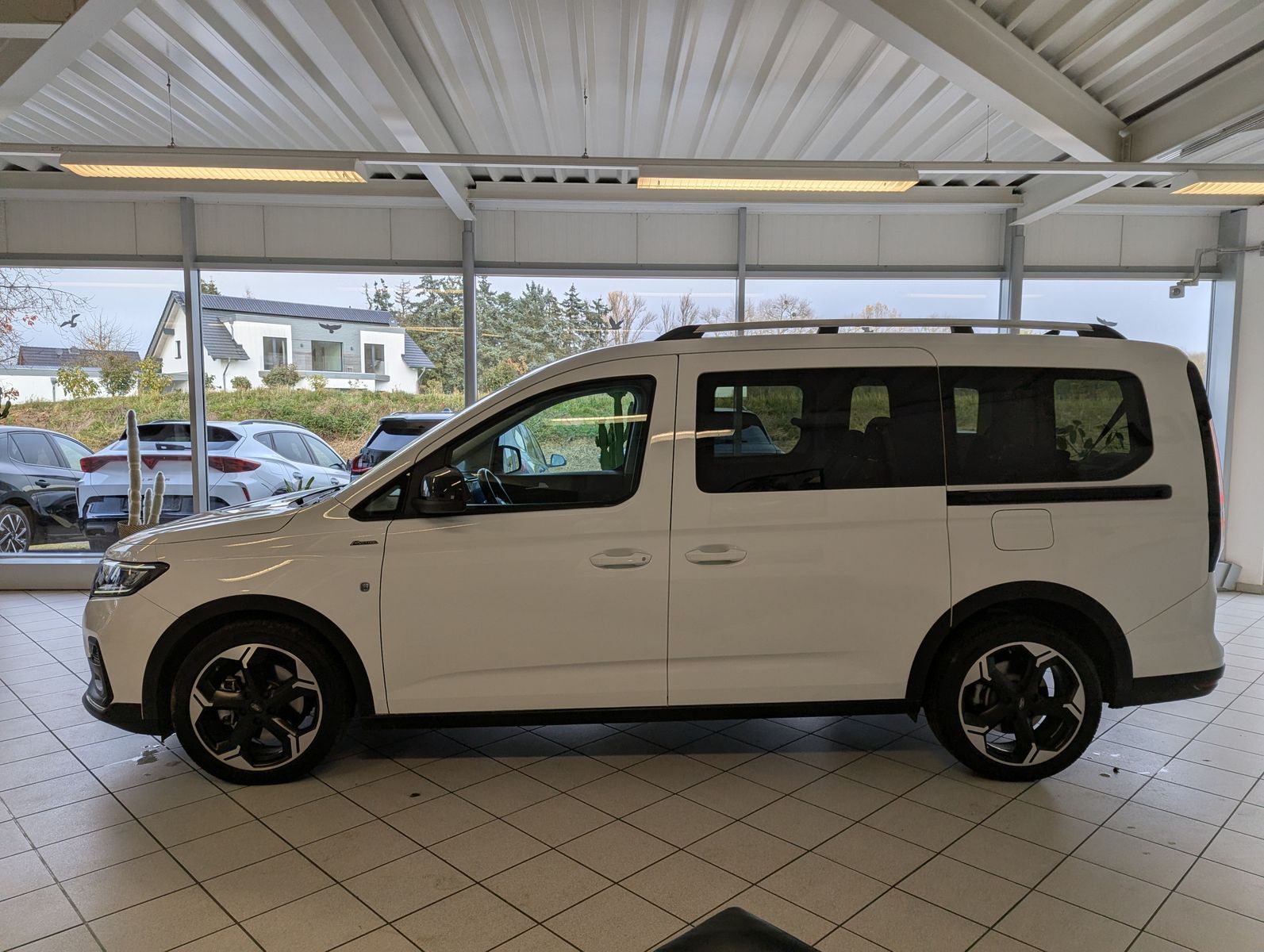 FORD Tourneo Connect L2 Active 7-Sitz Bi-LED Pano AHK - Image 4