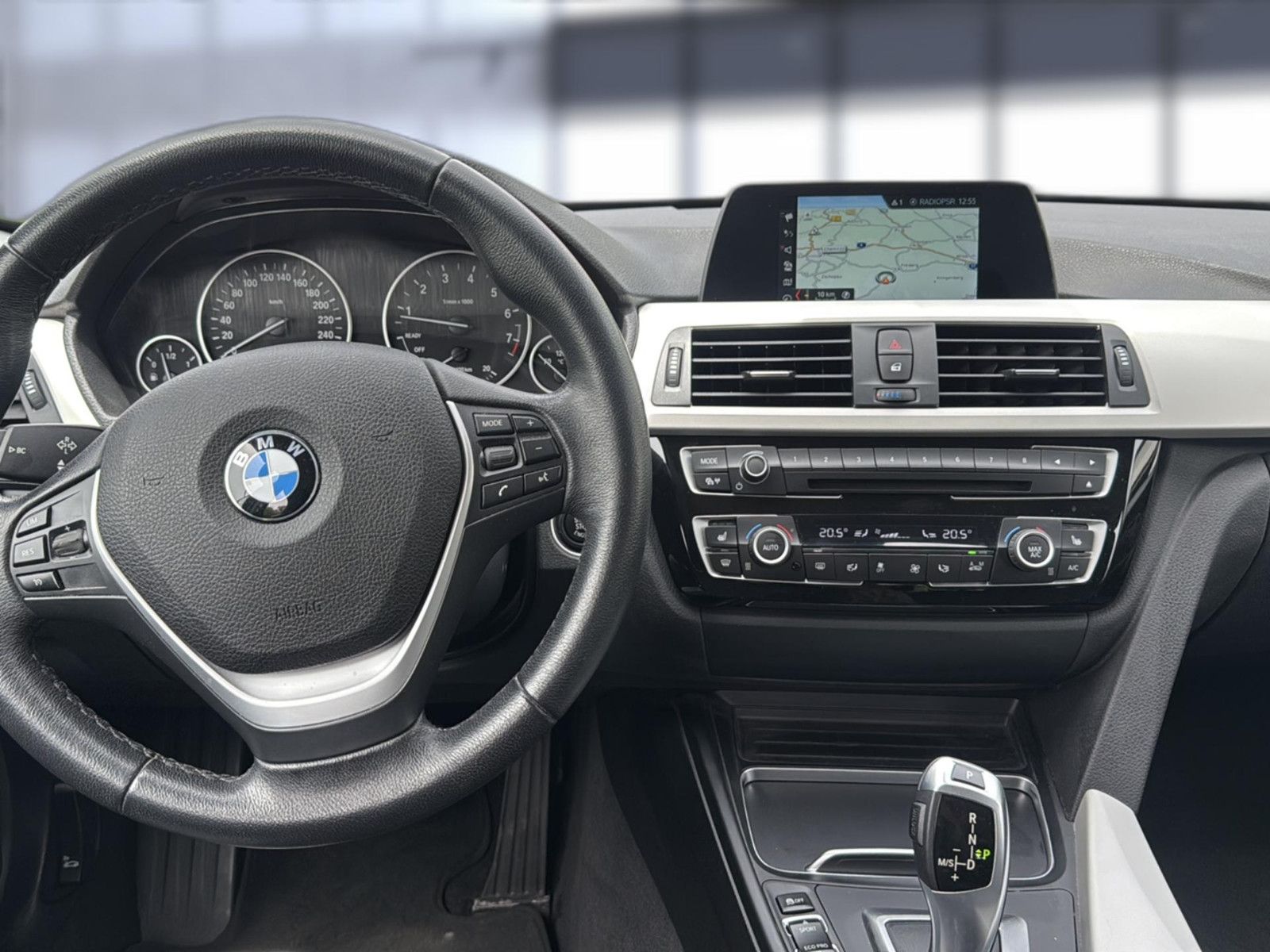Fahrzeugabbildung BMW 320i Touring / Unfallfrei