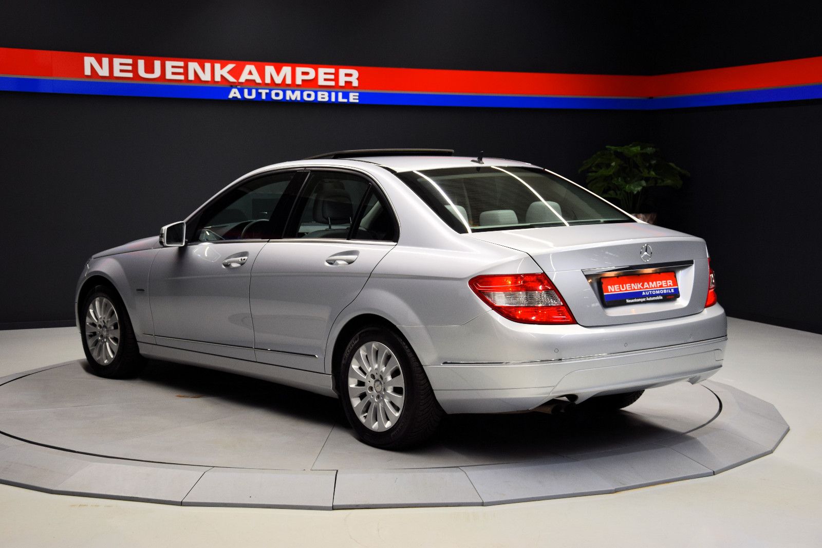 Fahrzeugabbildung Mercedes-Benz C 180 CGI Elegance Limousine Automatik 1. Hand