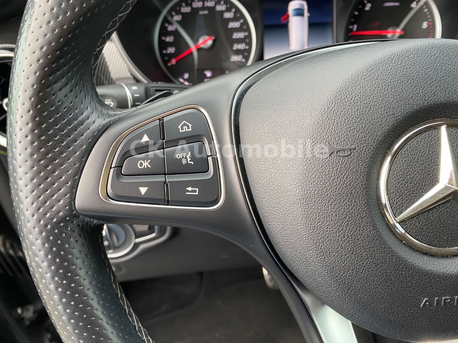 Fahrzeugabbildung Mercedes-Benz V 300d 4Matic Kompakt/AMG-Line/8 Sitze/360°/AHK