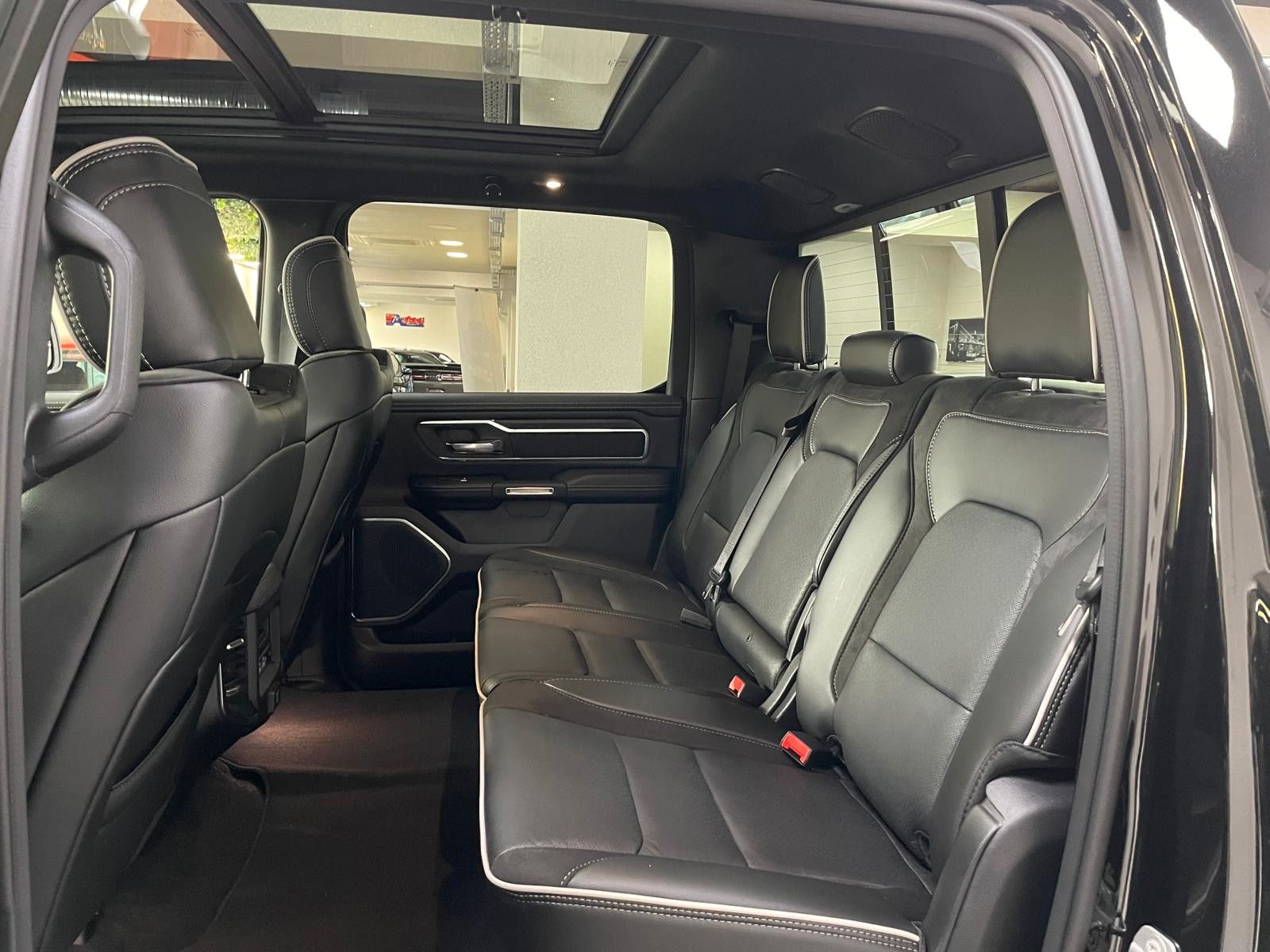 Fahrzeugabbildung Dodge 2025 LARAMIE SPORT 3.0L HURRICANE-BAK REV.-VFW