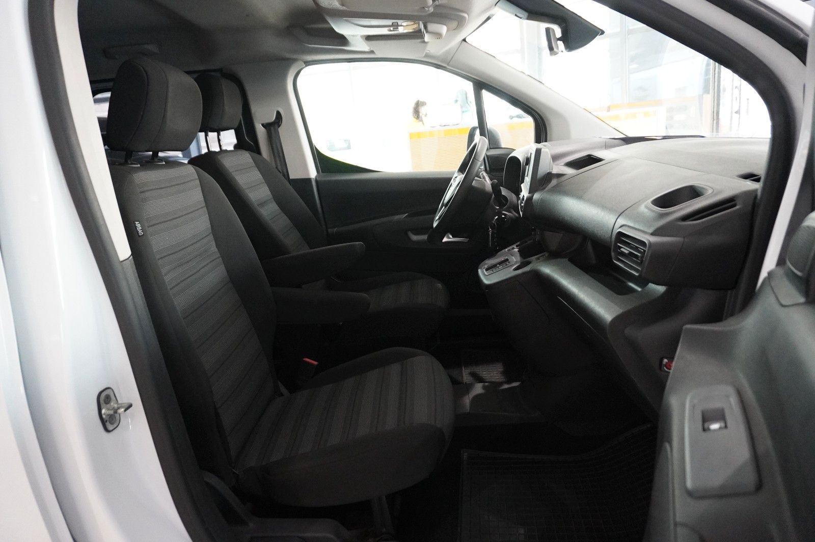 Fahrzeugabbildung Opel Combo-e LIFE EDITION 11KW KLIMA/PDC/TEMP./DAB+