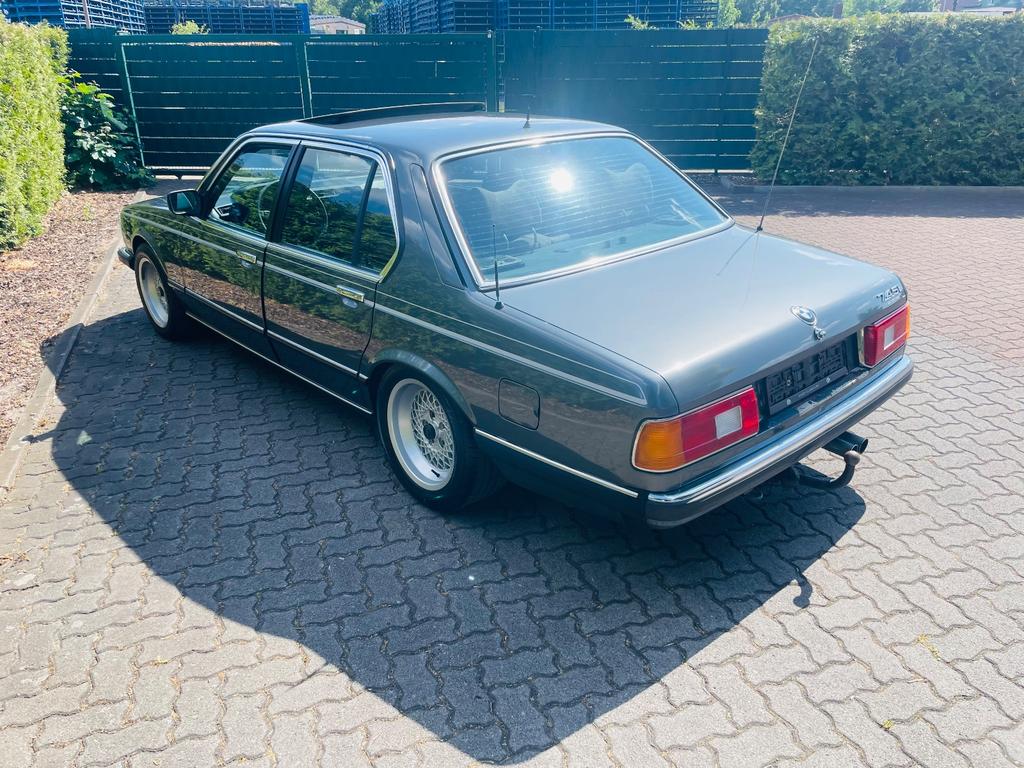 BMW 745