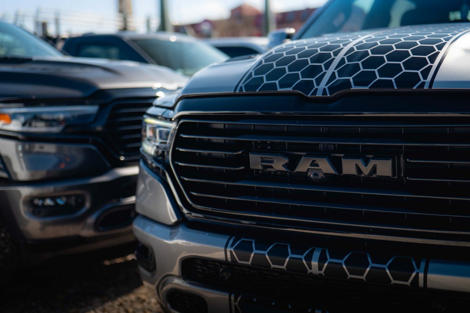 Fahrzeugabbildung Dodge RAM 5.7 V8 HEMI 4x4 Offroad Night Limited 19%
