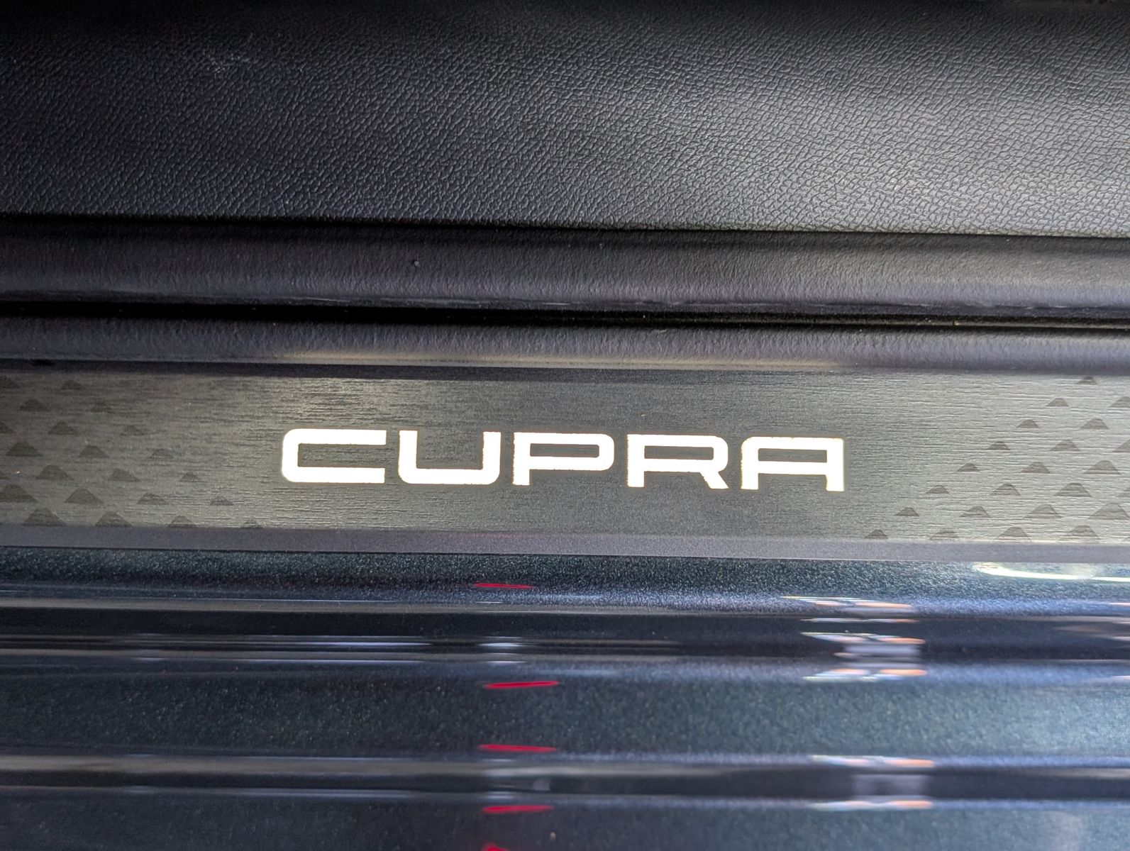 Fahrzeugabbildung CUPRA Leon 1.5 e-Hybrid PLUG-IN LED INTELIG-DRIVE EDGE