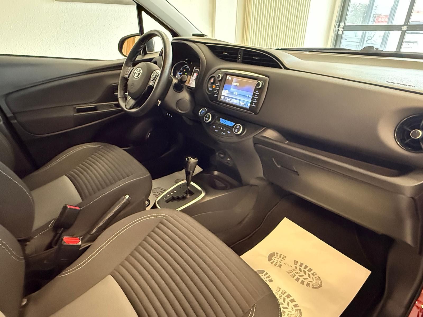 Fahrzeugabbildung Toyota Yaris Hybrid Team D /WENIG KM/SCHECKHEFT/KAMERA