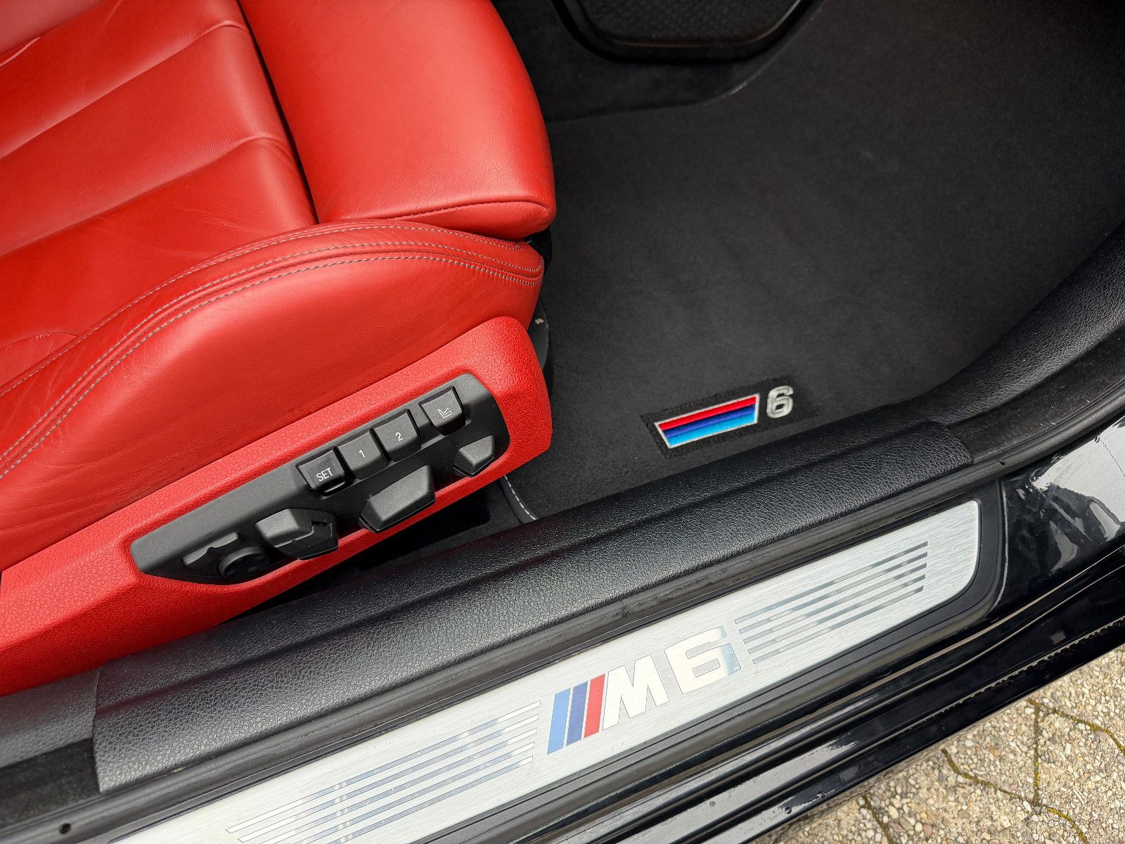 Fahrzeugabbildung BMW M6 Gran Coupe/CARBON/EXCLUSIVE/BLACK&RED/