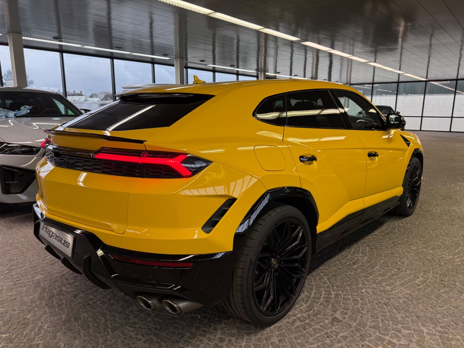 LAMBORGHINI Urus - 12