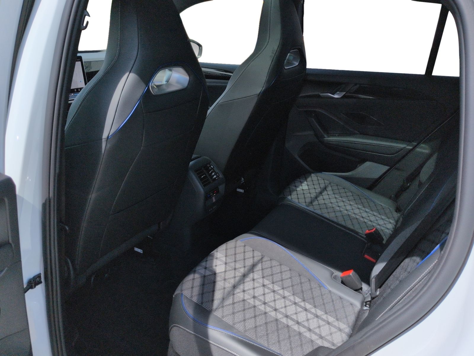 Tiguan R-Line 1.5 eTSI DSG AHK+PANO+BlackStyle+